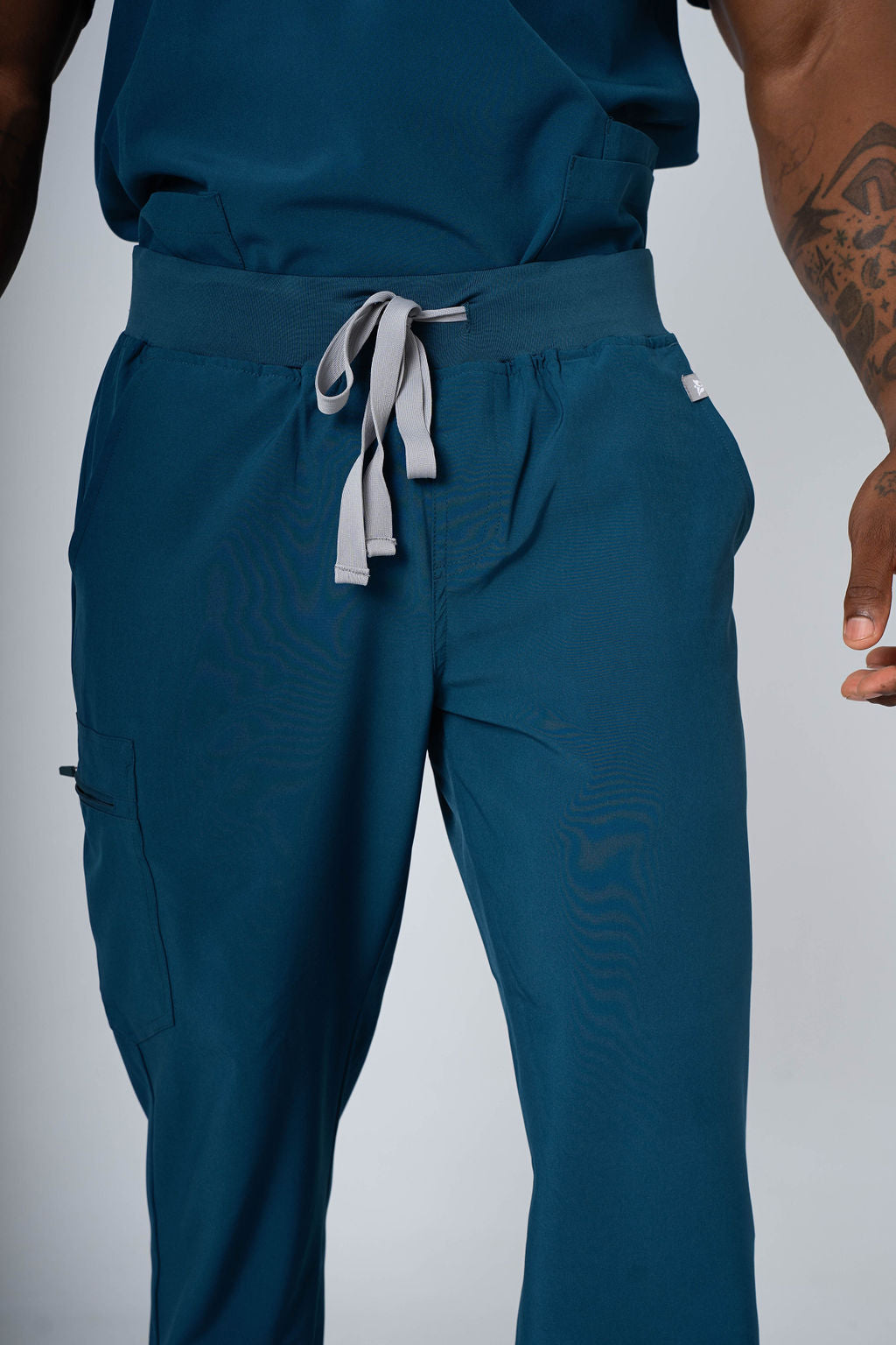 Deep Reef Alex Three-Pocket Scrub Top and Leo Jogger Set